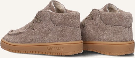 Achterkant van taupe suède Shoesme schoentjes met bruine veter en bruine zool.