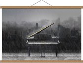 Schoolplaat – Piano met Uitzicht op Gebouwen in de Regen (zwart/wit) - 90x60cm Foto op Textielposter (Wanddecoratie op Schoolplaat)