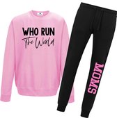 Joggingpak dames-who run the world moms-roze-zwart-Maat M