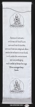 Boeddha - Wanddoek - Wandkleed - Wanddecoratie - Muurdecoratie - Spreuken - Meditatie - Filosofie - Spiritualiteit - Wit Doek - Zwarte Tekst - 122 x 35 cm.