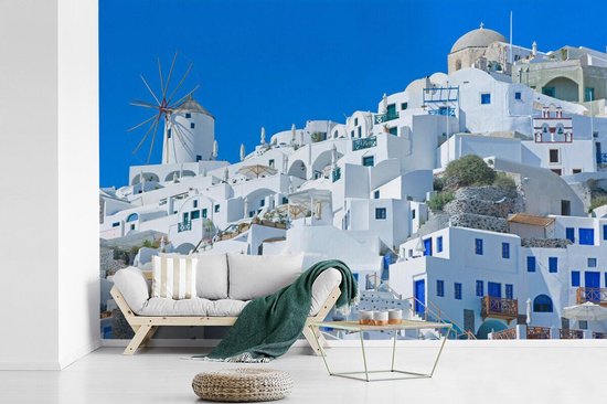Fotobehang vinyl - Santorini in Griekenland witte met blauwe gebouwen breedte 450 cm x hoogte 300 cm - Foto print op behang (in 7 formaten beschikbaar)