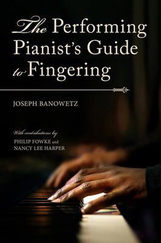 Boekcover van 'The Performing Pianist's Guide to Fingering' door Joseph Banowetz. Een close-up van handen die een piano bespelen.