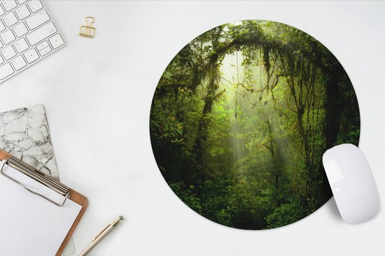 Muismat Diep in de jungle - Zonnestralen glippen door het tropische bladerdak Muismat rond - 30x30 cm - Muismat met foto