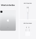 Wat zit er in de doos: Zilveren iPad Pro, USB-C oplaadkabel en USB-C power adapter.