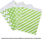 Papieren Zakjes - Groen Wit – Mix van patronen – 25 Stuks – 13 x 18 cm – Gift Bag – Geschenkzakjes – Cadeau – Cadeauzakjes - Fournituren - Traktatie - Snoep - Koek - Papier is bete