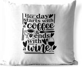 Buitenkussens - Tuin - Quote Her day starts with a coffee & ends with a wine witte achtergrond - 45x45 cm