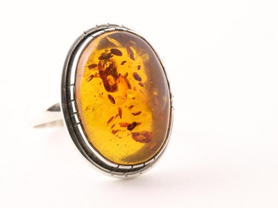 Ovale zilveren ring met amber - maat 17.5