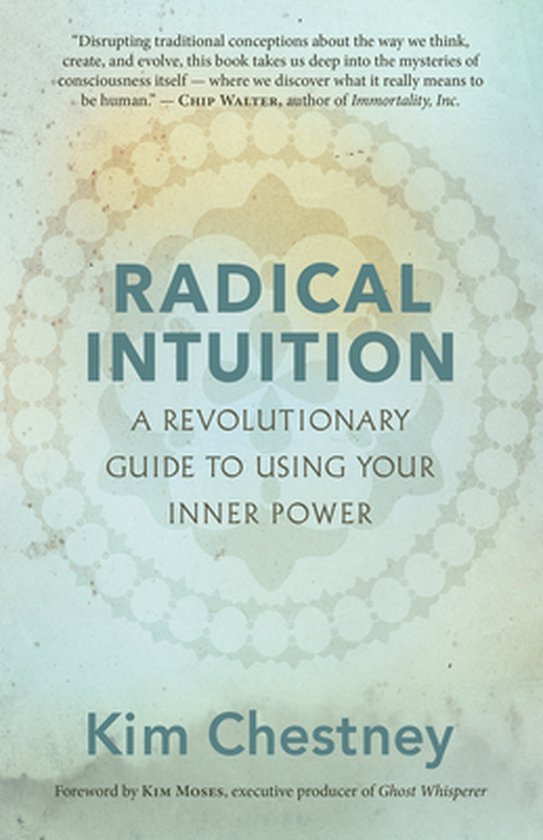 Boek kaft "RADICAL INTUITION A REVOLUTIONARY GUIDE TO USING YOUR INNER POWER" door Kim Chestney. Licht vervaagde mandala achtergrond.