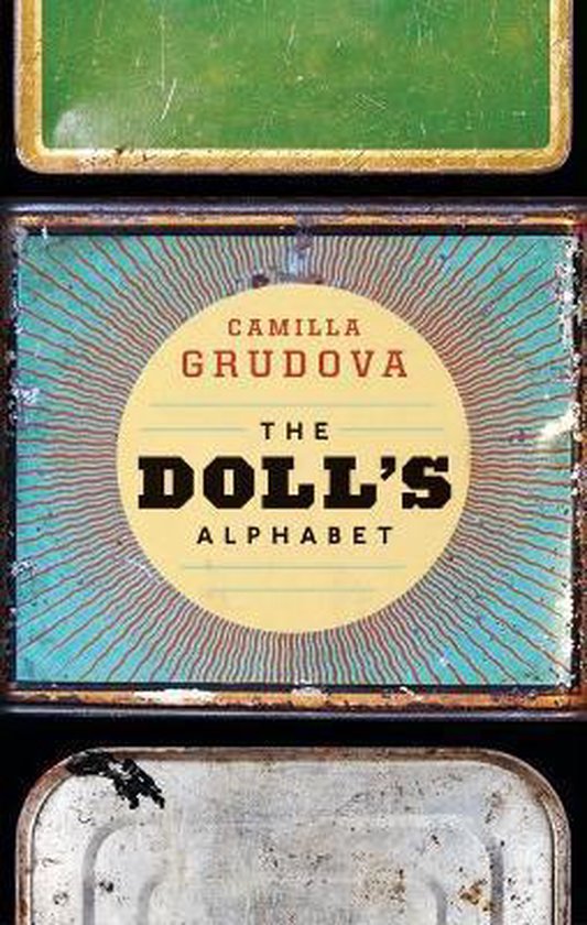 Boek 'The Doll's Alphabet' van Camilla Grudova met een geel-bruine cirkel en blauw-groene lijnen op een metalen achtergrond.