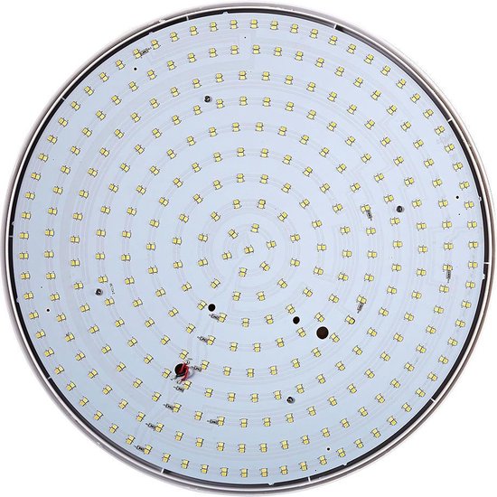 Bovenaanzicht van de printplaat van een ronde lamp, met veel LED-lampjes gerangschikt in concentrische cirkels.