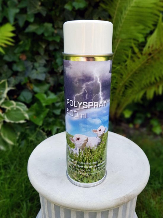 Spuitbus met 'POLYS PRAY 500ml' en afbeelding van lammetjes in groen gras onder een onweerslucht met bliksem.