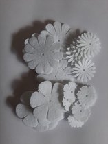Witte Bloemen van Vilt ( ongeveer 40 per verpakking)