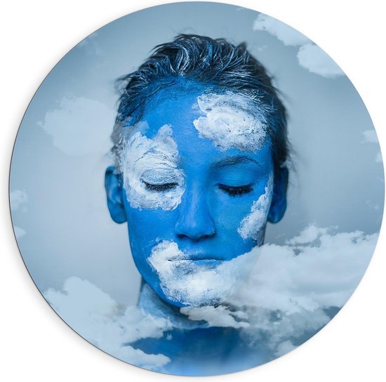 Dibond Wandcirkel - Blauwkleurige Vrouw in de Wolken - 90x90cm Foto op Aluminium Wandcirkel (met ophangsysteem)