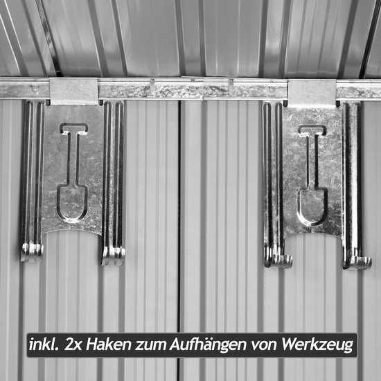 Binnenkant van een metalen tuinhuis met twee schuifdeuren en twee haken om gereedschap op te hangen.