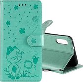 Voor LG K22 / K22 Plus Cat Bee Embossing Pattern Schokbestendig Horizontaal Flip Leren Case met Houder & Kaartsleuven & Portemonnee (Groen)