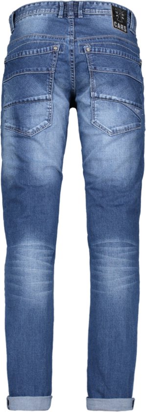 Achterkant van een blauwe spijkerbroek met stonewash-effect en opgerolde pijpen.