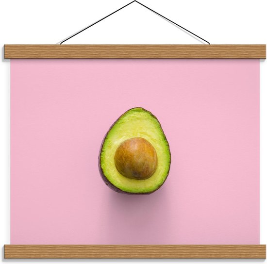 Schoolplaat – Avocado op Roze Achtergrond - 40x30cm Foto op Textielposter (Wanddecoratie op Schoolplaat)