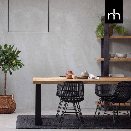 Eikenhouten tafel met zwarte metalen poten, met rieten mand, plant en stoelen.