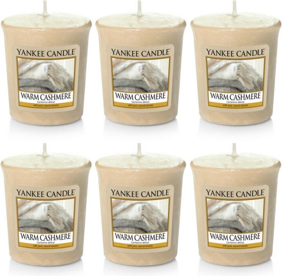 Set van zes Yankee Candle Warm Cashmere votiefkaarsen in beige, met afbeelding van een zachte deken op het label.