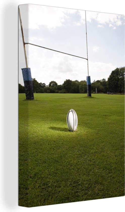 Foto: Canvas schilderij een verlichte rugbybal op een grasveld 20x30 cm wanddecoratie