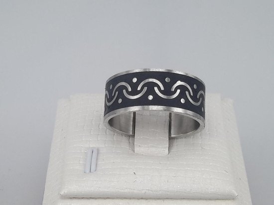 Edelstaal ring brede ring met mat zwart krullende motief coating en smalle zilver rand. in maat 22. Deze ring is zowel geschikt voor dame of heer.