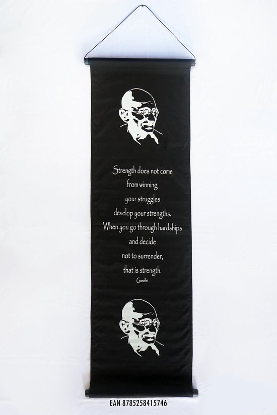 Gandhi - Wanddoek - Wandkleed - Wanddecoratie - Muurdecoratie - Spreuken - Meditatie - Filosofie - Spiritualiteit - Zwart Doek - Witte Tekst - 122 x 35 cm.