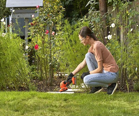 BLACK+DECKER 18V 2.0Ah Gras- en struikschaar met verwisselzonder accu en lader bladen - BCSS18D1-QW van BLACK+DECKER — afbeelding 3