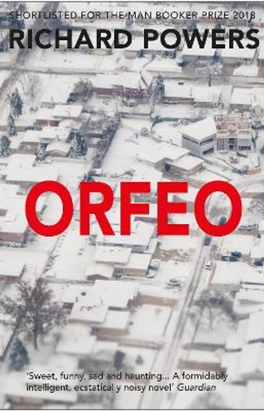 Boek 'Orfeo' van Richard Powers, met een witte winterse luchtfoto van huizen.