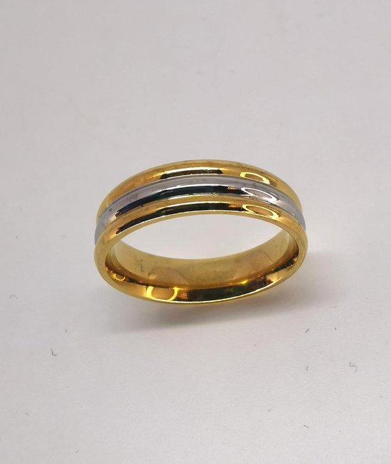 Edelstaal goudkleurig triple diagonale streep ring, beide zijkant  goud en midden zilverkleur. maat 18. Deze ring is zowel geschikt voor dame of heer.