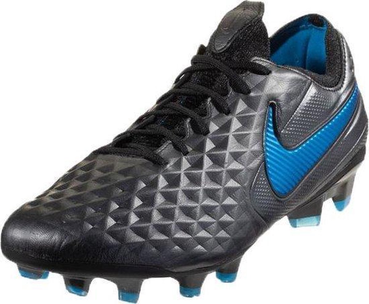 Nike Legend 8 Elite FG voetbalschoenen in maat 38.5, zwart met blauwe accenten en een gestructureerde bovenkant.