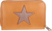 Een gemakkelijk in de hand liggende portemonnee in een bruine kleur met een bronskleurige ster op de voorkant. De portemonnee is gemaakt van kunstleer en wordt afgesloten met een z
