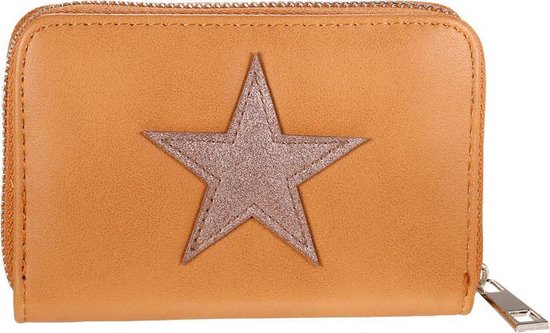 Een gemakkelijk in de hand liggende portemonnee in een bruine kleur met een bronskleurige ster op de voorkant. De portemonnee is gemaakt van kunstleer en wordt afgesloten met een zilverkleurige rits. Voor uzelf of Bestel Een Kado