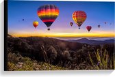 Canvas  - Regenboogkleurige Luchtballonnen boven Berggebied - 60x40cm Foto op Canvas Schilderij (Wanddecoratie op Canvas)
