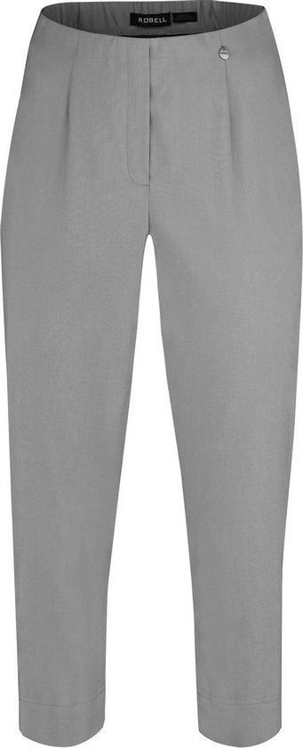 Lichtgrijze Robell 3/4 broek met plooien aan de voorkant en label op de tailleband.