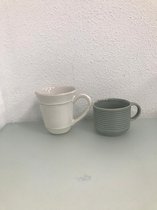 Mokken - twee stuks - een witte (12cm hoog) en een groene(7cm hoog)