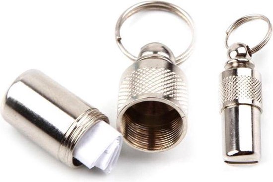 Een zilverkleurige metalen adreskoker, één open met schroefdop, één gesloten met papier erin, en één gesloten met een ring.