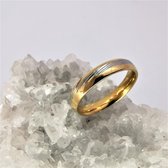 Edelstaal Goudkleur ring met zilver schuinstreep in midden, Deze ring is tijdloze stijl, in maat 20
