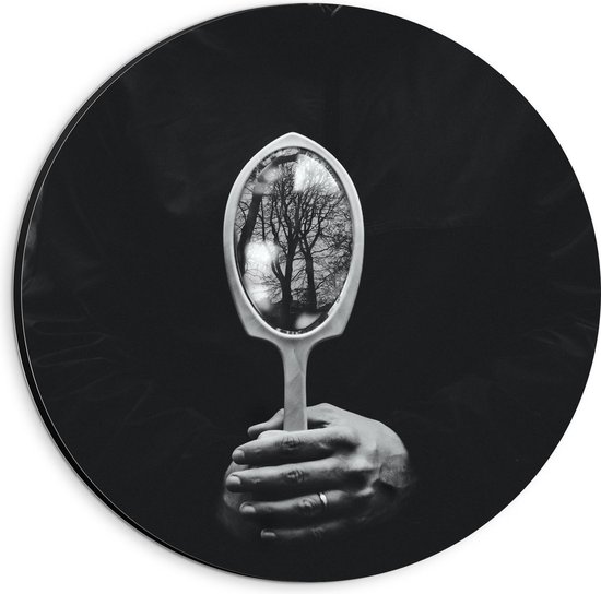 Dibond Wandcirkel - Spiegel op Rug van Persoon (zwart/wit) - 20x20cm Foto op Aluminium Wandcirkel (met ophangsysteem)