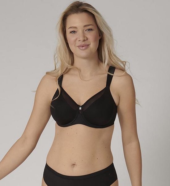 Zwarte beha met mesh-inzetstukken op de cups, gedragen door een blond model.