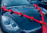 LUNA Auto Versiering Bruiloft - Trouwauto Decoratie - Autodecoratie - Rode Rozen & Tule - Motorkap Versiering - Autobloemstuk Bruiloft - Bloemen voor op de Bruidsauto - Rood Lint m