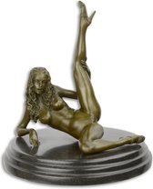 een bronzen beeld van een erotische vrouw