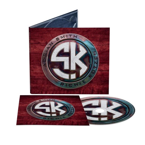 CD-hoes en disc met het SK-logo van Adrian Smith en Richie Kotzen, op een rode houten achtergrond.