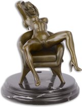 een bronzen beeld van een erotische vrouw