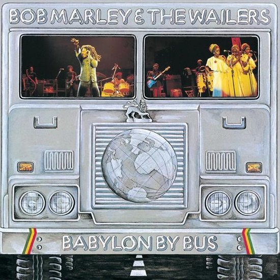 Albumhoes van Bob Marley & The Wailers, 'Babylon by Bus'. Een bus met twee afbeeldingen van live optredens en een wereldbol.