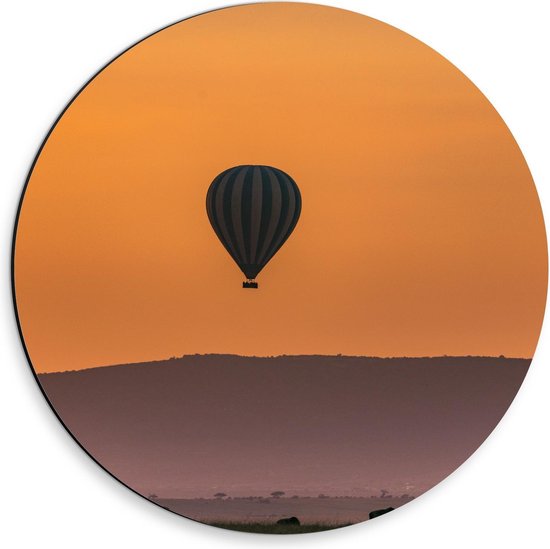 Dibond Wandcirkel - Luchtballon met Oranje Lucht - 30x30cm Foto op Aluminium Wandcirkel (met ophangsysteem)