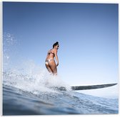 Forex - Vrouw op Golf met Surfplank - 50x50cm Foto op Forex