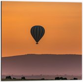 Dibond - Luchtballon met Oranje Lucht - 50x50cm Foto op Aluminium (Wanddecoratie van metaal)