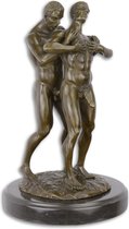 een bronzen beeld van 2 erotische mannen