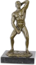 een bronzen beeld van een erotische man