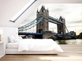 Professioneel Fotobehang Tower bridge Londen - wit grijs - Sticky Decoration - fotobehang - decoratie - woonaccesoires - inclusief gratis hobbymesje - 385 cm breed x 260 cm hoog - in 7 versch